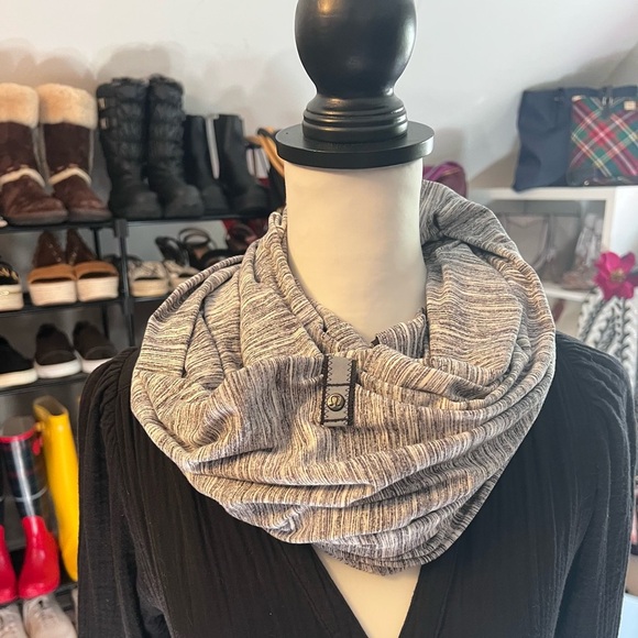 4X LULULEMON  Vinyasa Infinity Scarf - - -Heathered Gray - Picture 6 of 10